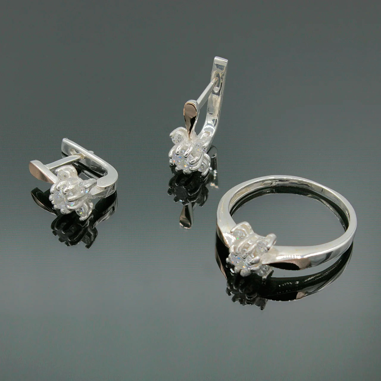 

Серебряное кольцо и серьги Diva Дива Орхидея с золотыми вставками 17,5 размер (033г17,5)