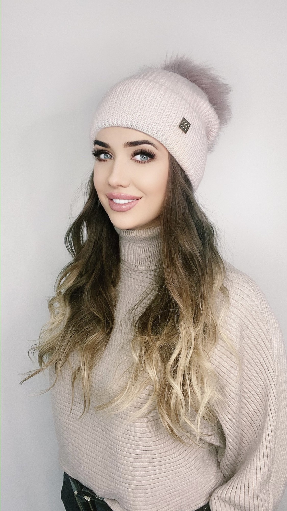 

Женская вязаная шапка с натуральным помпоном. Цвет - Пудровый.