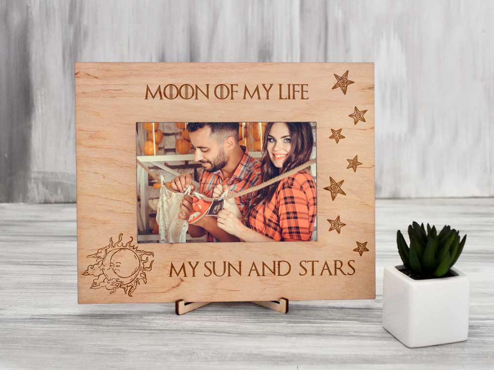 

Фоторамка с гравировкой "Moon of my life" подарок для влюбленных 13х18, горизонтальная, Светлое дерево, WOODPRESENT