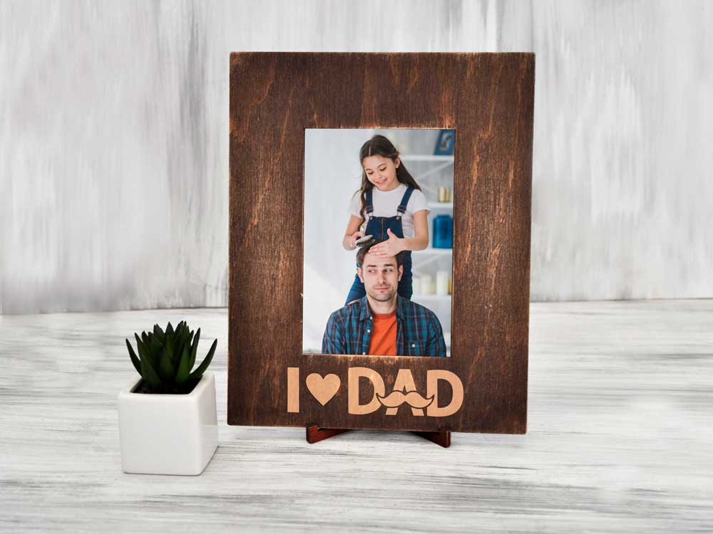 

Деревянная фоторамка с гравировкой "Люблю папу" 13х18, вертикальная, Темное дерево, WOODPRESENT