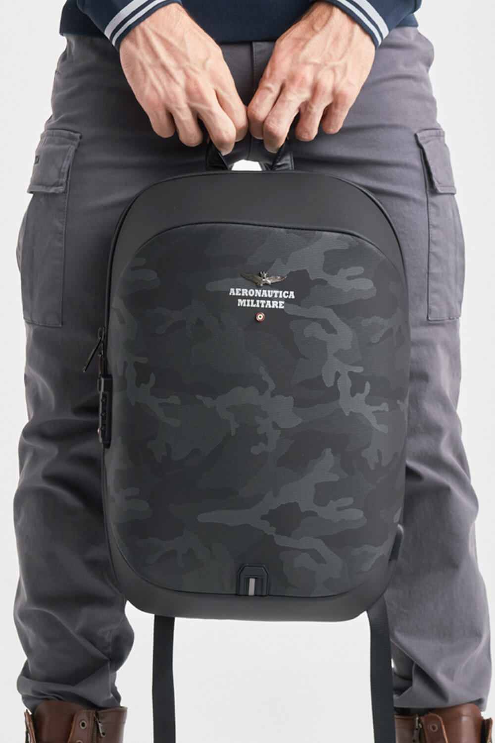 

Черный большой рюкзак Aeronautica Militare 4324