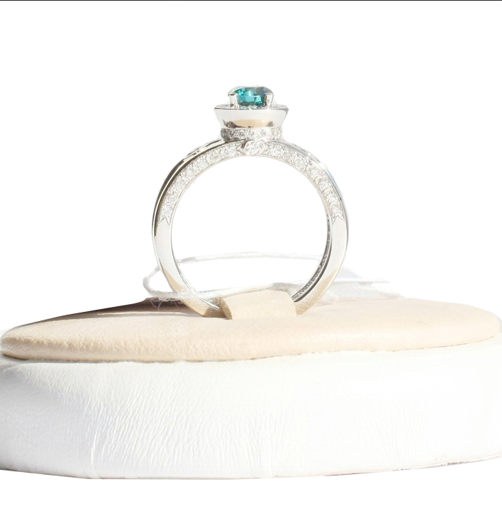 

Золотое эксклюзивное кольцо из белого золота с бриллиантами 1,17 ct. Diamant Queen