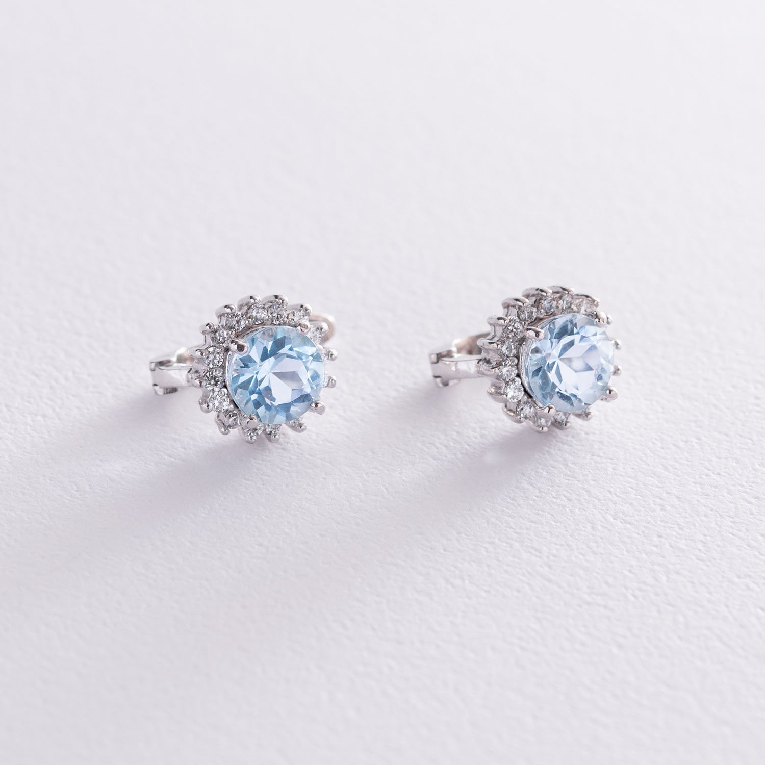 

Серебряные серьги с голубыми топазами и фианитами 121328 Оникс