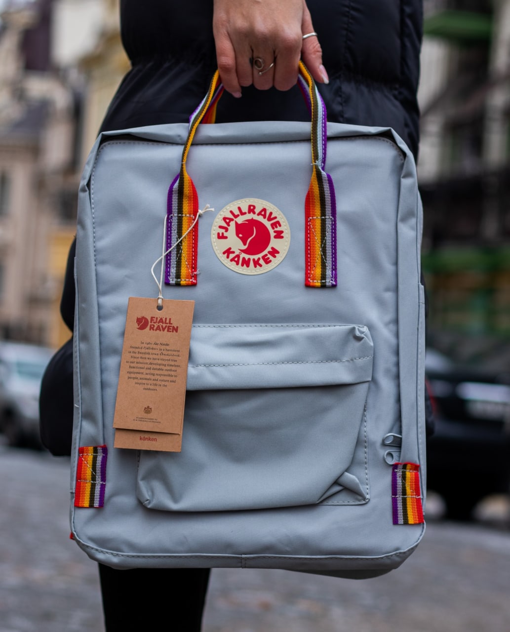 

Рюкзак светло-серого цвета с разноцветными ручками Fjallraven Kanken Rainbow