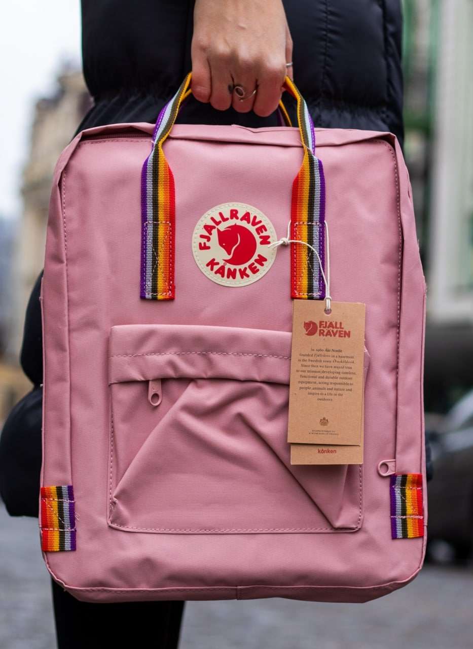 

Рюкзак розового цвета с разноцветными ручками Fjallraven Kanken Rainbow