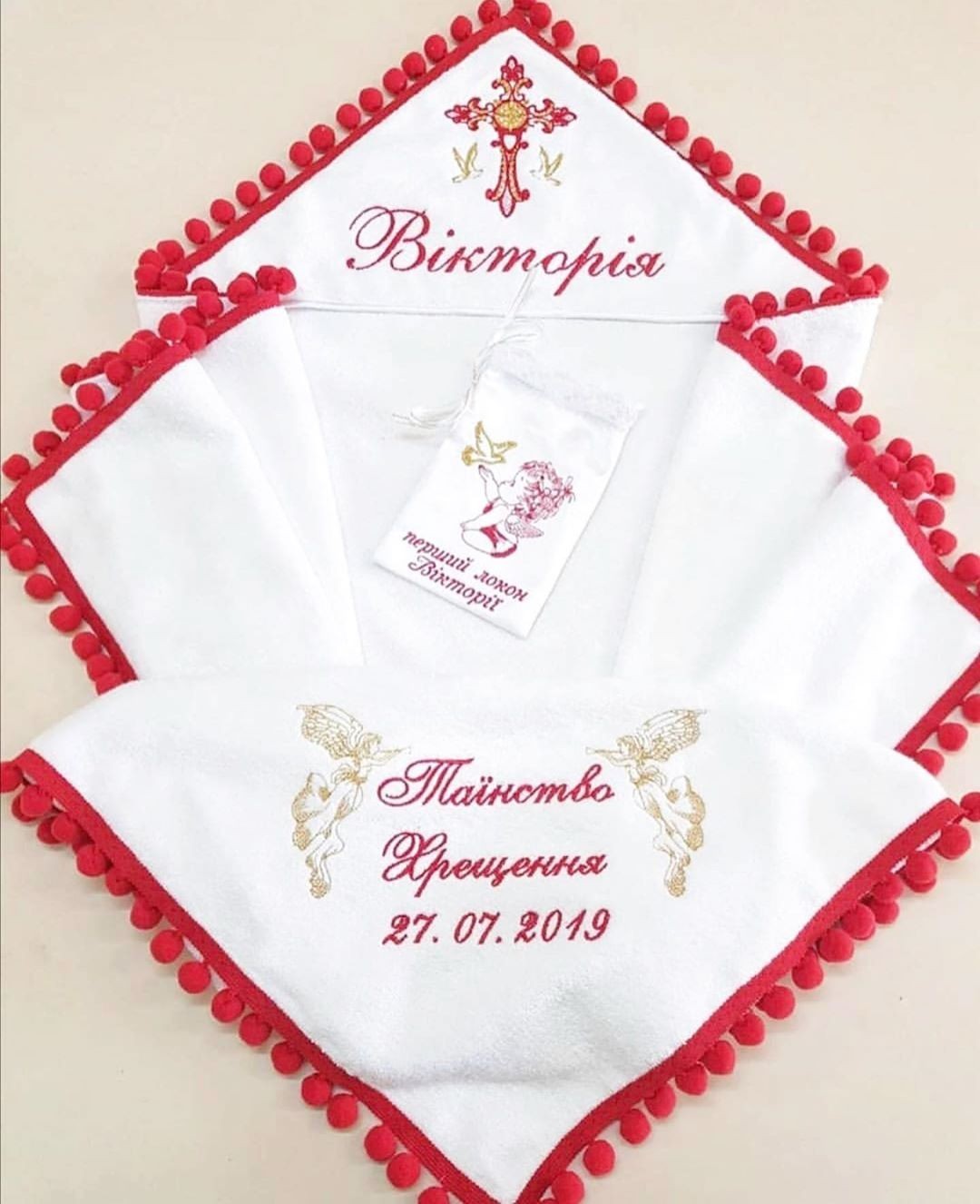

Крыжма махровая белая с помпонами и красной каймой DAYMONI с именной вышивкой 100х100 и мешочек