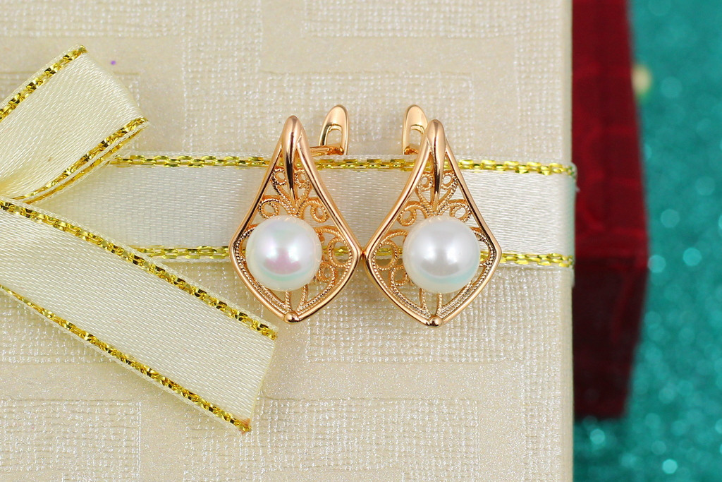 

Серьги Xuping Jewelry конусы с жемчугом 1,8 см золотистые