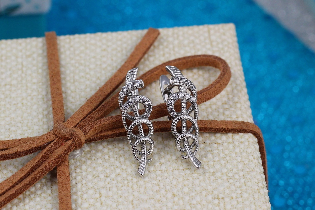 

Серьги Xuping Jewelry завитки 2,5 см серебристые