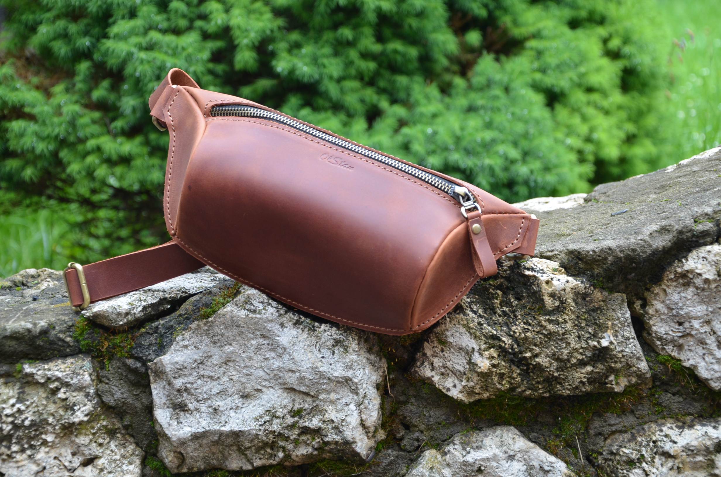 

Бананка из натуральной кожи OlStan Brown 1051 коричневая