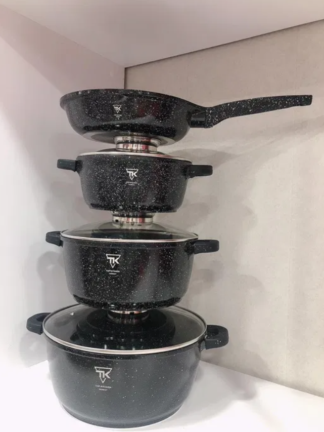 

Набор посуды TOP KITCHEN на 7 предметов + 4 прихватки чёрный