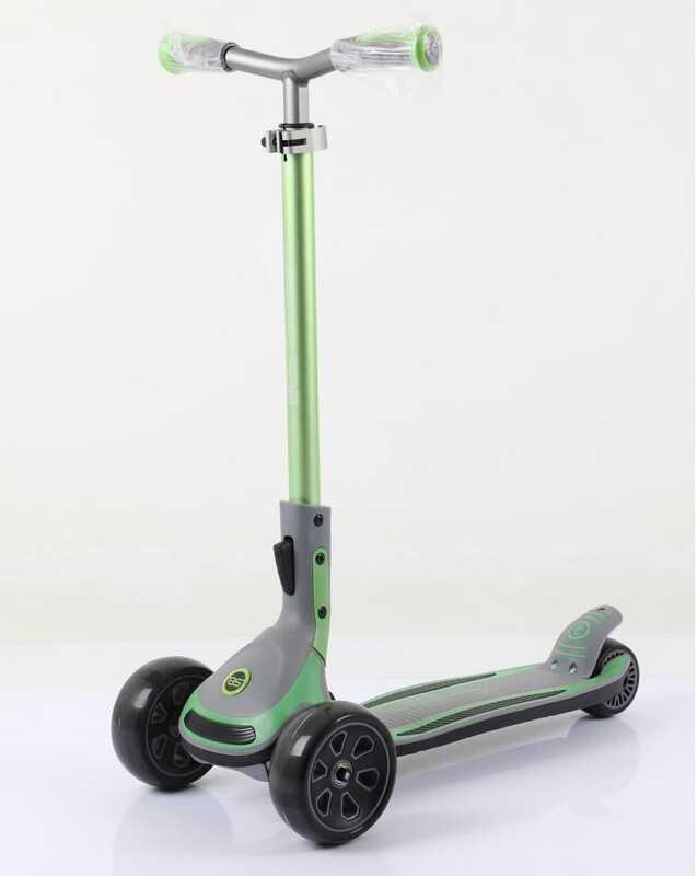 

Самокат трехколесный Best Scooter G-32203 MAXI складной алюминиевый руль колеса PU 135х50мм заднее 80х50мм со светом Черно-зеленый