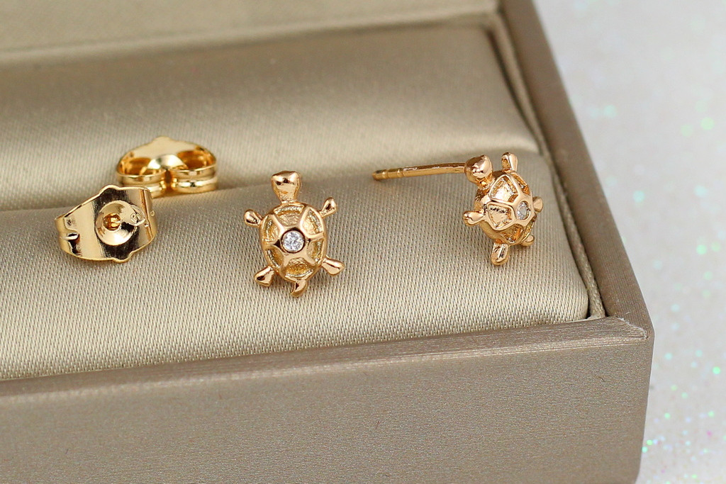

Серьги гвоздики Xuping Jewelry черепашки 1 см с камнями золотистые