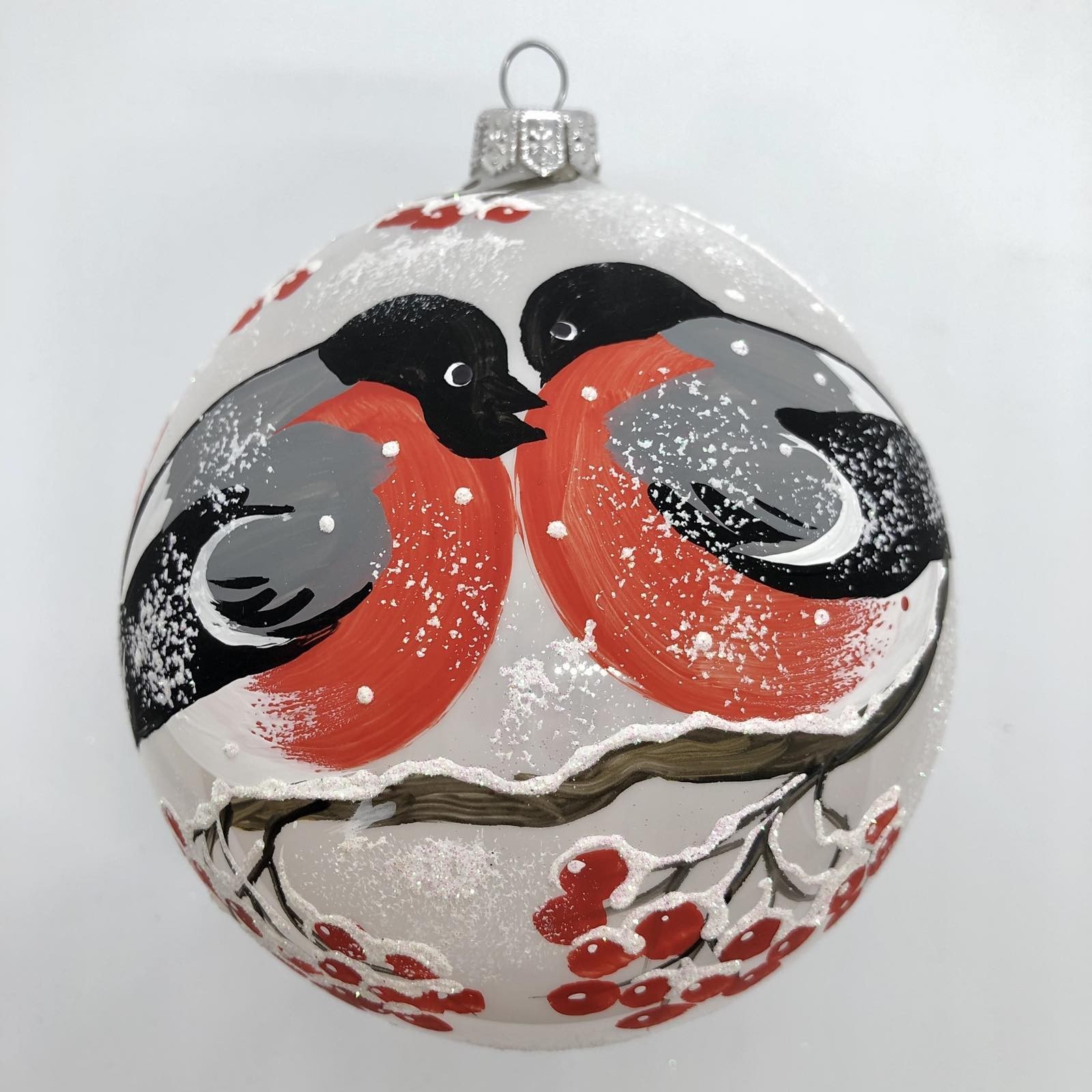 

Стеклянный новогодний шар для декора ёлки Снегири 120878M Белый