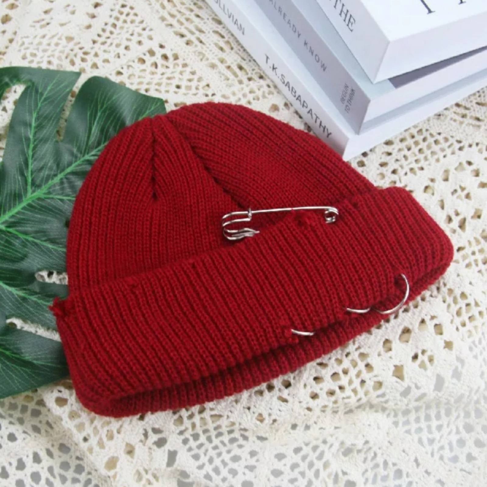 

Короткая рваная шапка с булавкой бордовый, Короткая рваная шапка с булавкой бордовый One size