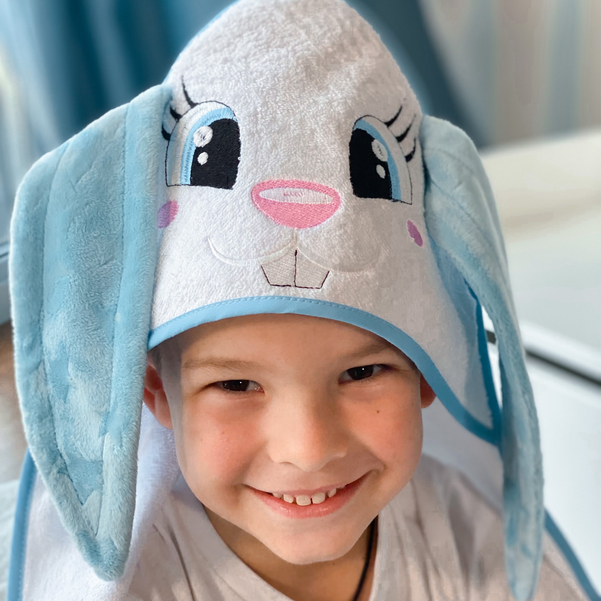 

Полотенце для мальчика с уголком-капюшоном 80х90 см TINO baby "Зайка" с ушками, белый