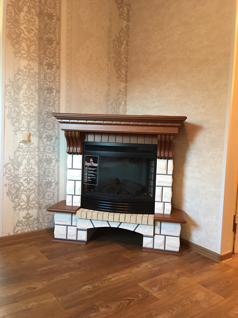 

Угловой каминокомплект Fireplace Рим Белый + Орех эффект живого пламени со звуком и обогревом
