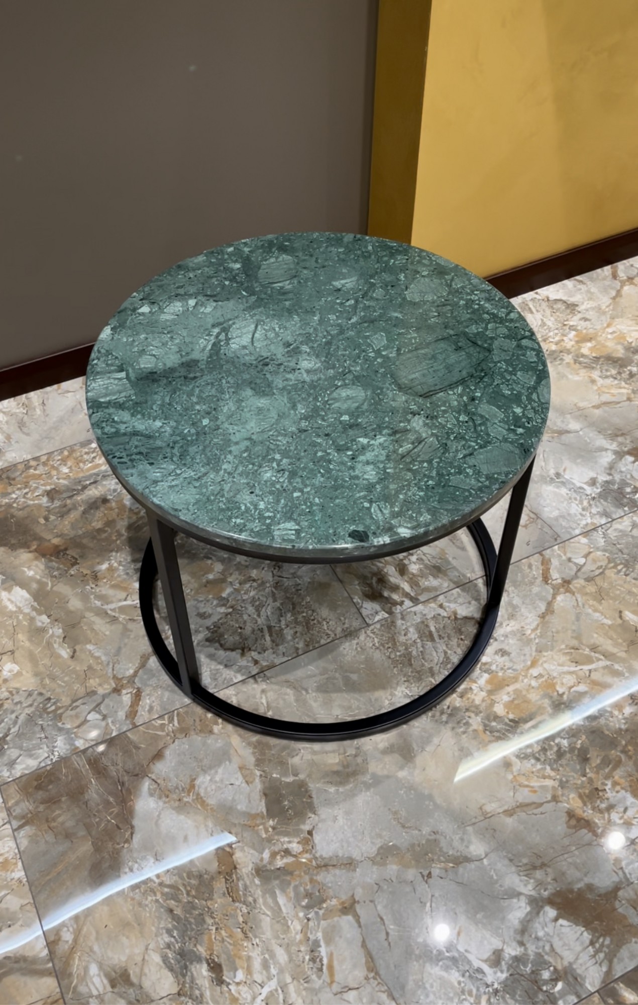 

Кофейный столик Marmo con Ferro - Verde Guatemala зеленого цвета с матово черным, стальным основанием 600х500