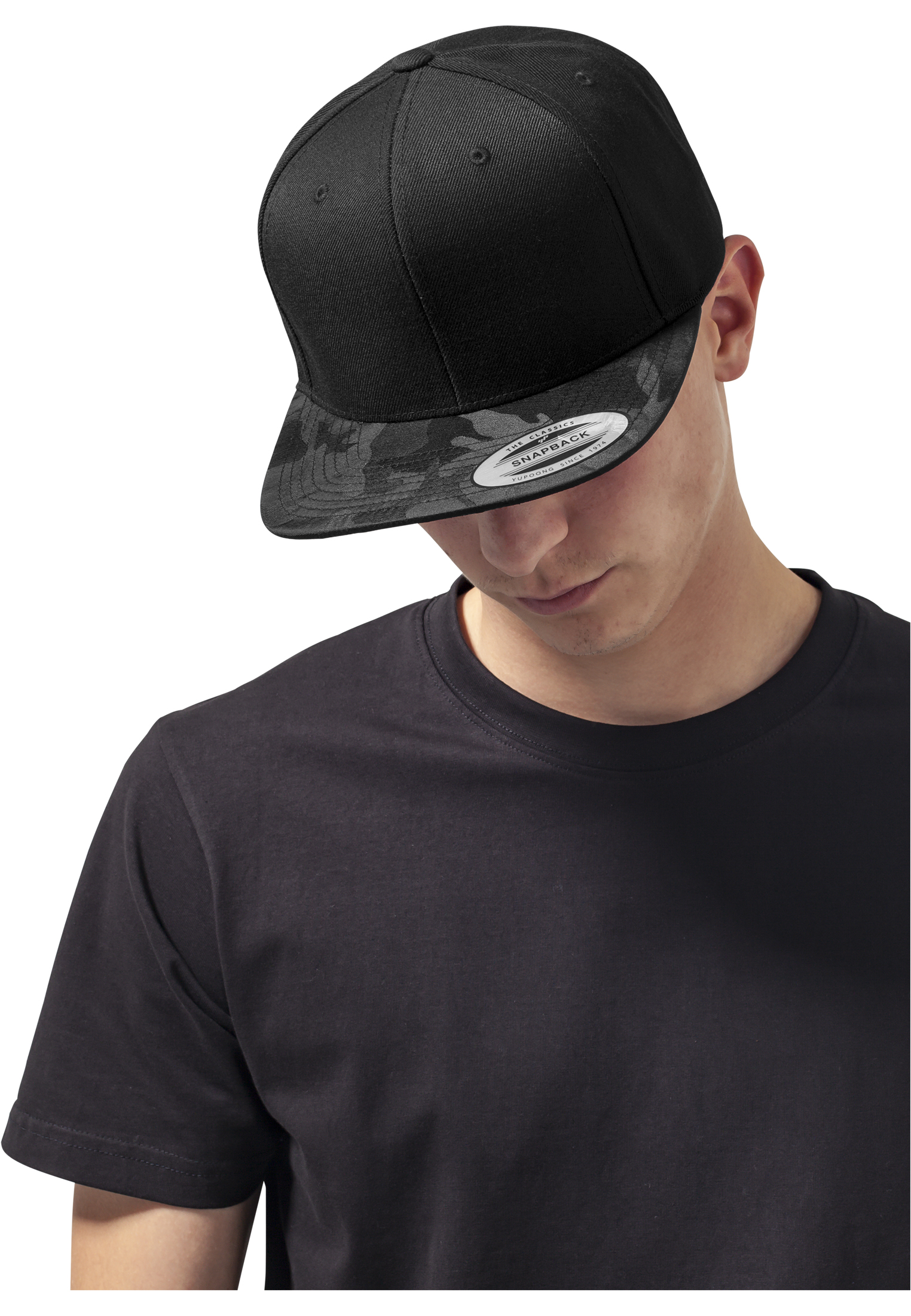 

Кепка Snapback Flexfit черная с переливающимся камуфляжным козырьком, Кепка Snapback Flexfit черная с переливающимся камуфляжным козырьком One Size