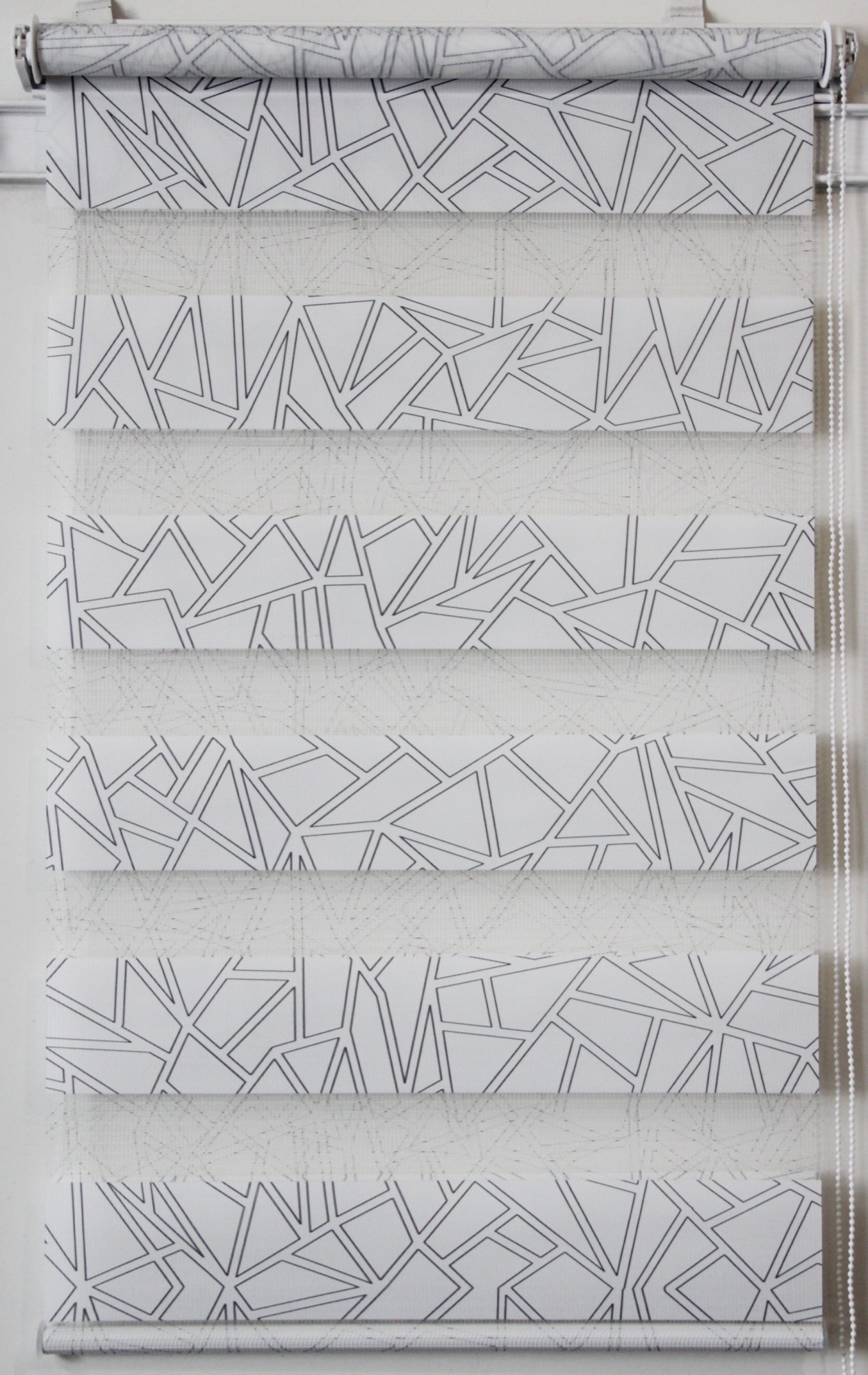 

Рулонная штора Miranda День-ночь Призма BDM-2101 42,5*130 см Бело-серый