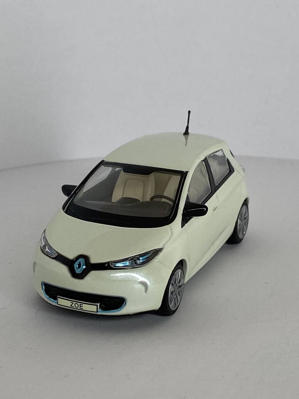 

Автомодель Norev Renault Zoe 2013