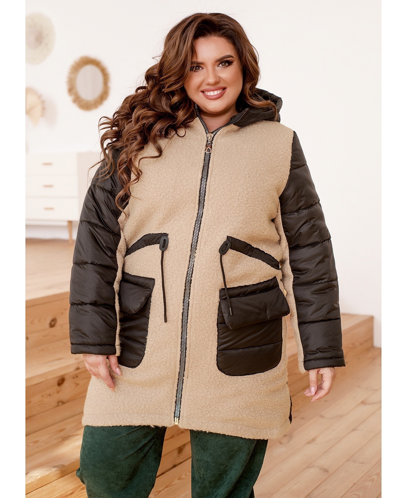 

Куртка женская средней длинны на молнии с капюшоном перед шерсть букле спина стеганая плащевка Miss Podium Черный с бежевым 50