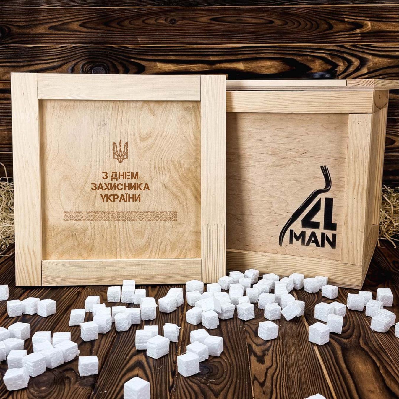 

Подарочная деревянная коробка 4MAN на День армии для мужчин 30*30*30 см + лом + гвозди + наполнитель кубики пенопласта (G0090_142U)