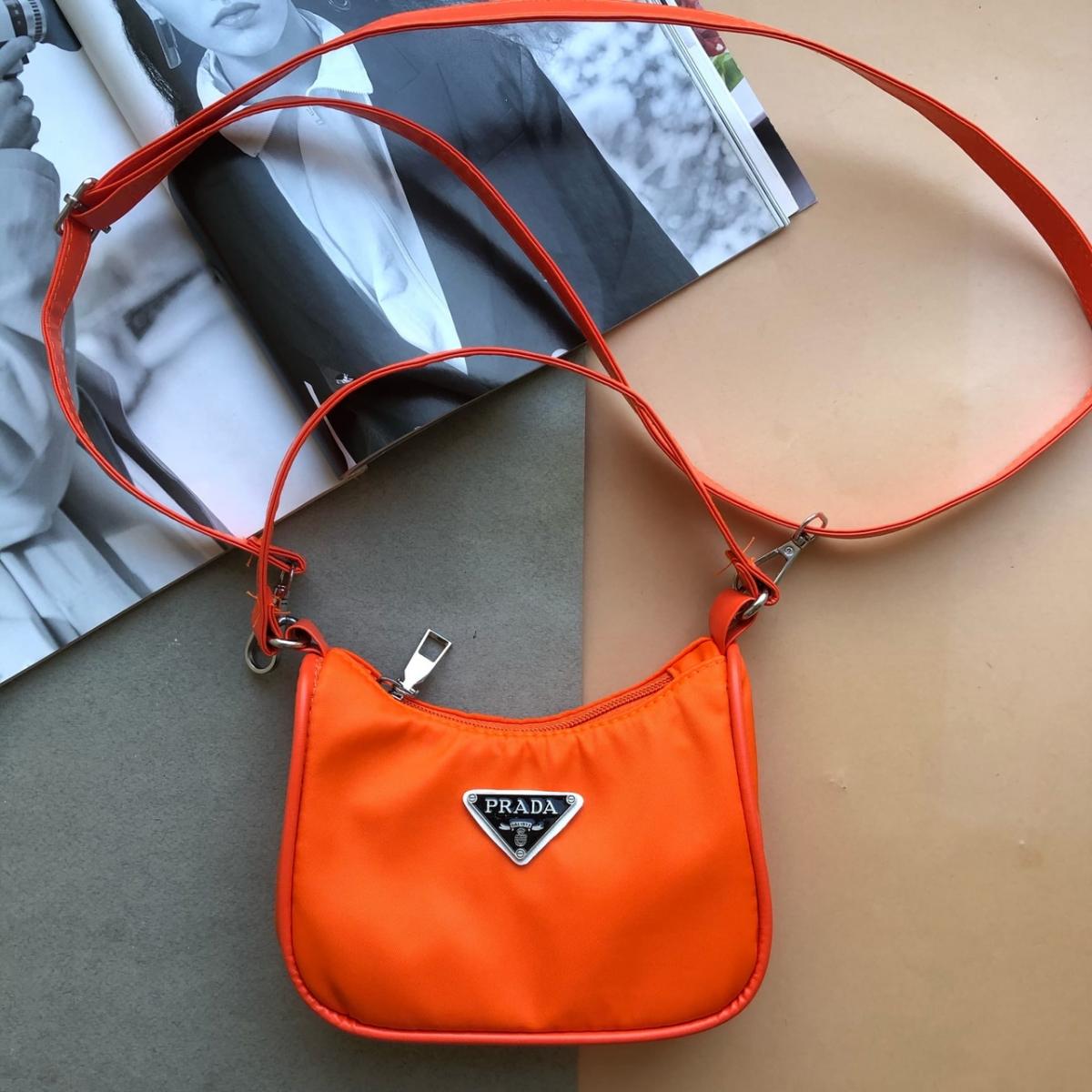

Сумка оранжевая детская Надпись Prada (Су36618-1)