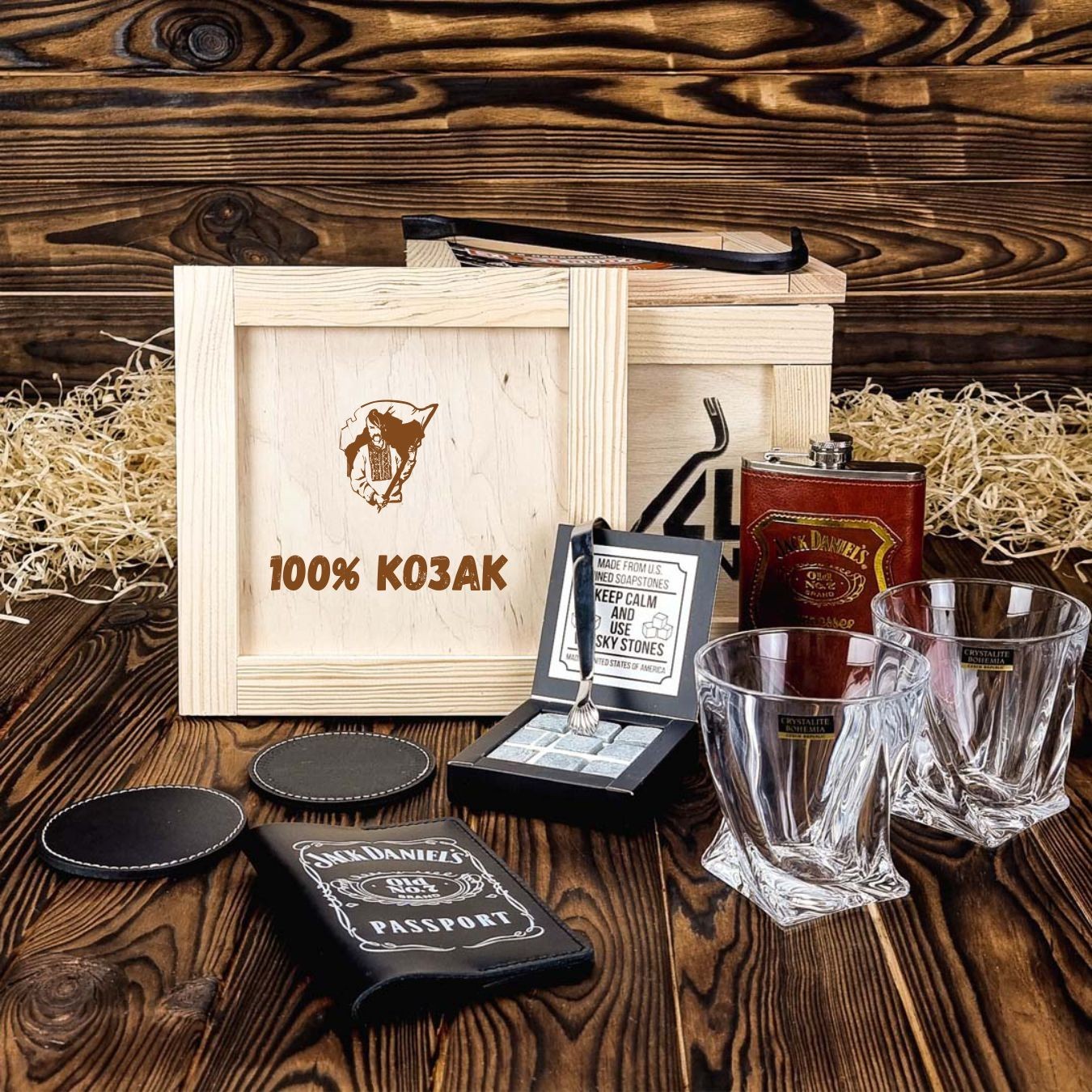 

Подарочный набор для мужчины на 14 октября в стиле Jack Daniels с камнями для виски, стаканами, кожаной обложкой и флягой в боксе 4MAN (3279_138U)