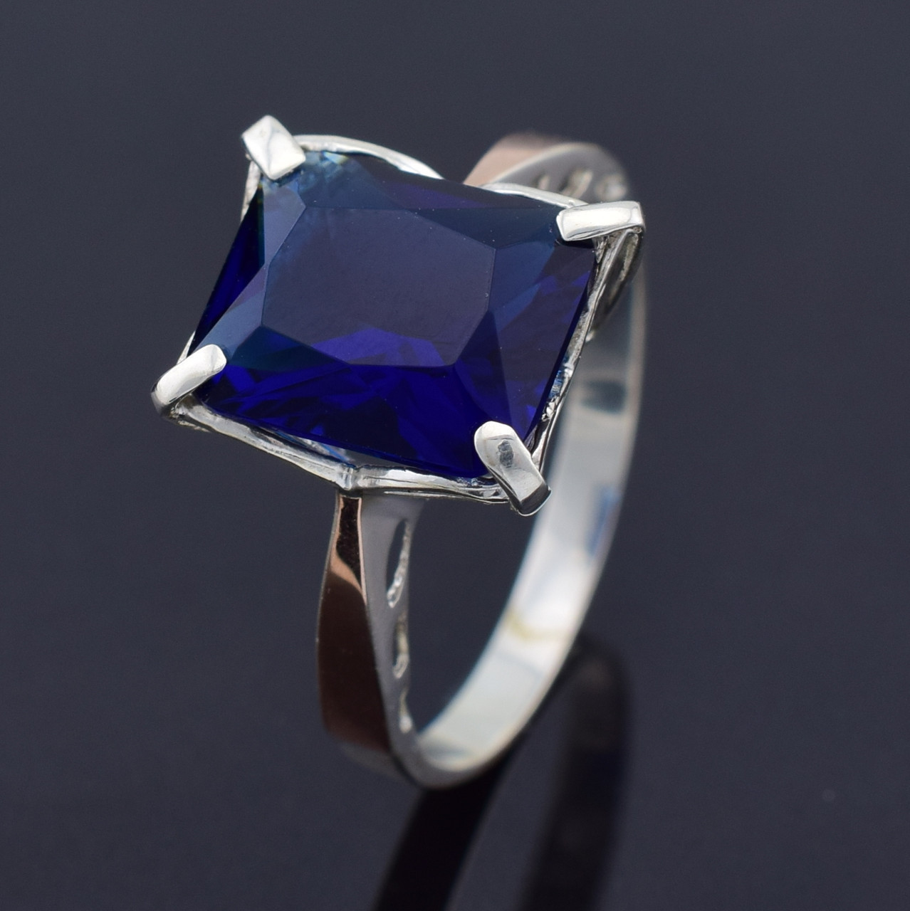 

Серебряное кольцо Тюльпан вставка синий фианит 19