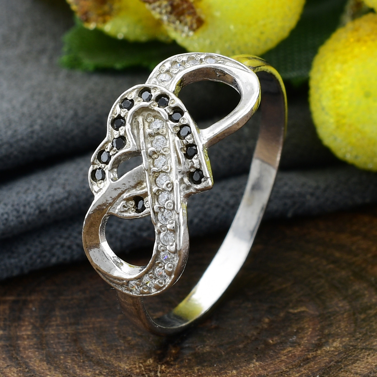 

Серебряное кольцо Бесконечная любовь вставка черные фианиты 18