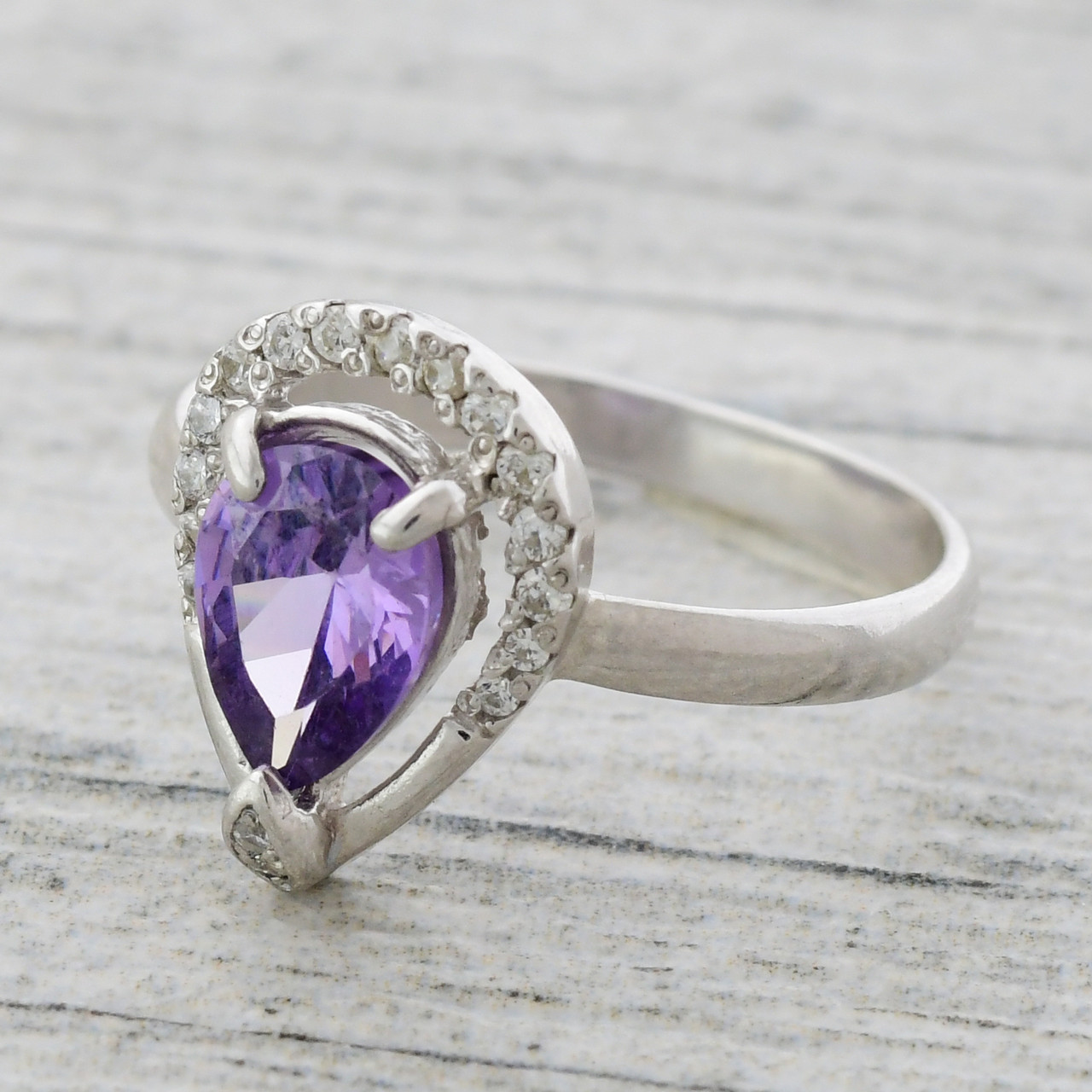 

Серебряное кольцо Лана вставка фиолетовый и белые фианиты 19