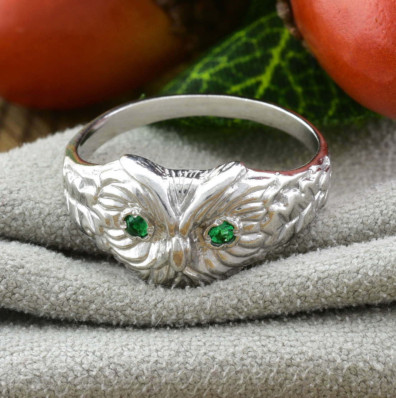 

Серебряное кольцо Совушка вставка зеленые фианиты 19