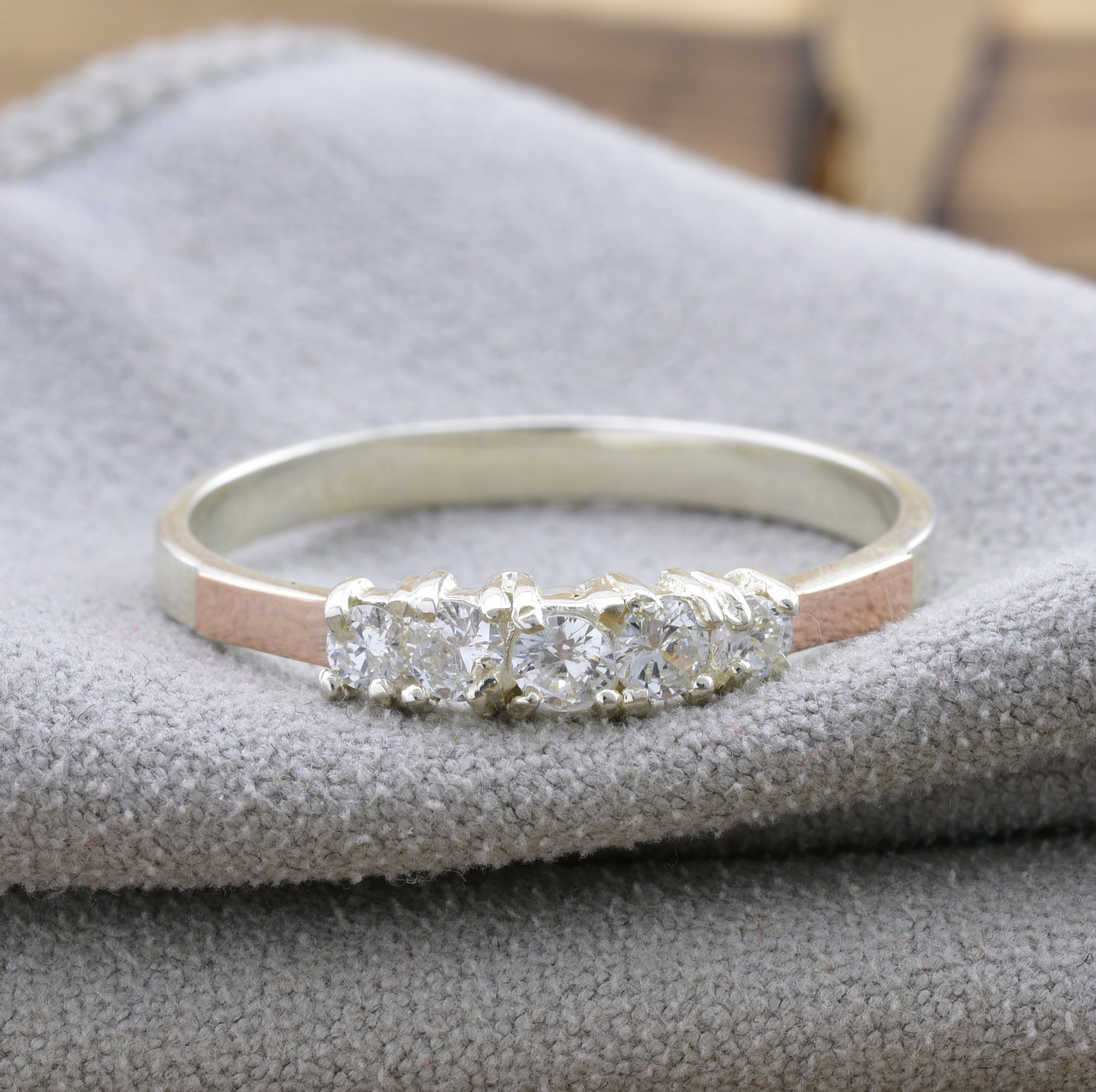 

Серебряное кольцо с золотом Лучик вставка белые фианиты 15