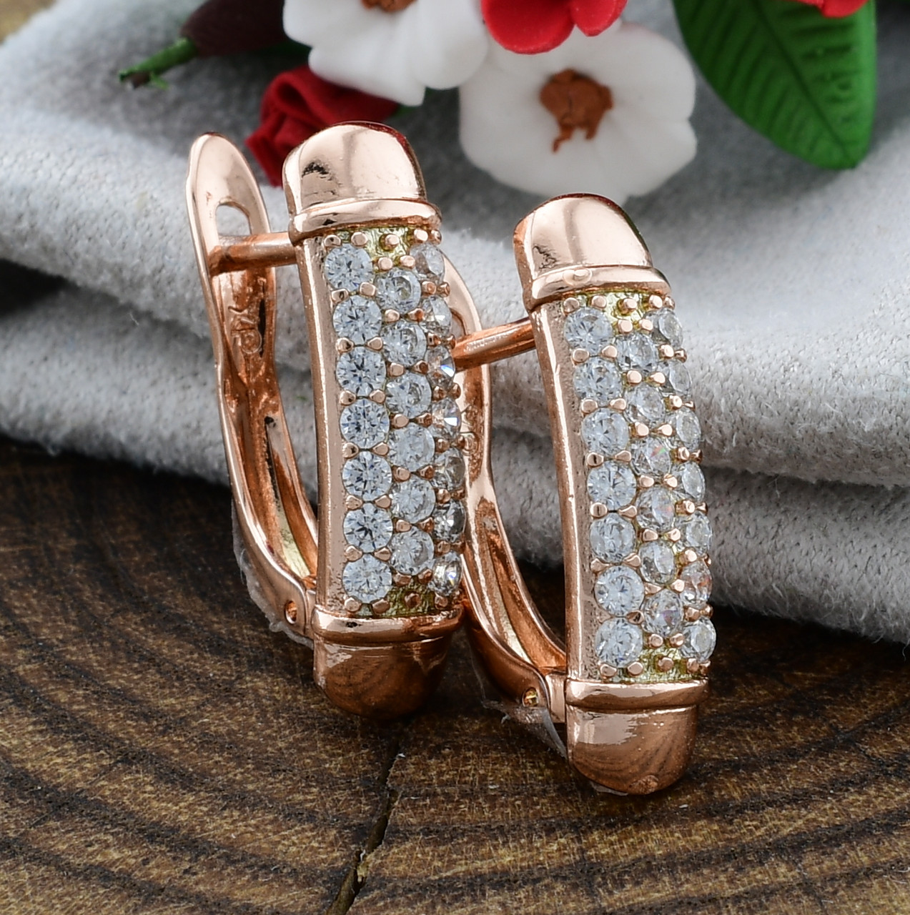 

Серьги Xuping 26428 размер 19х4 мм вес 2.9 г белые фианиты позолота РО