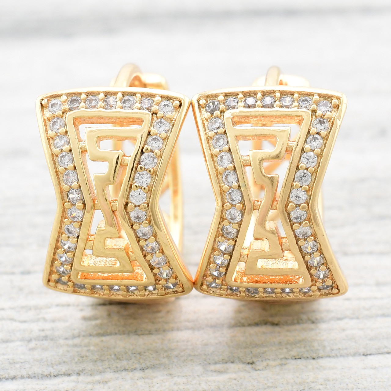 

Серьги Xuping 22463 размер 13х10 мм белые фианиты вес 3.9 г позолота 18К