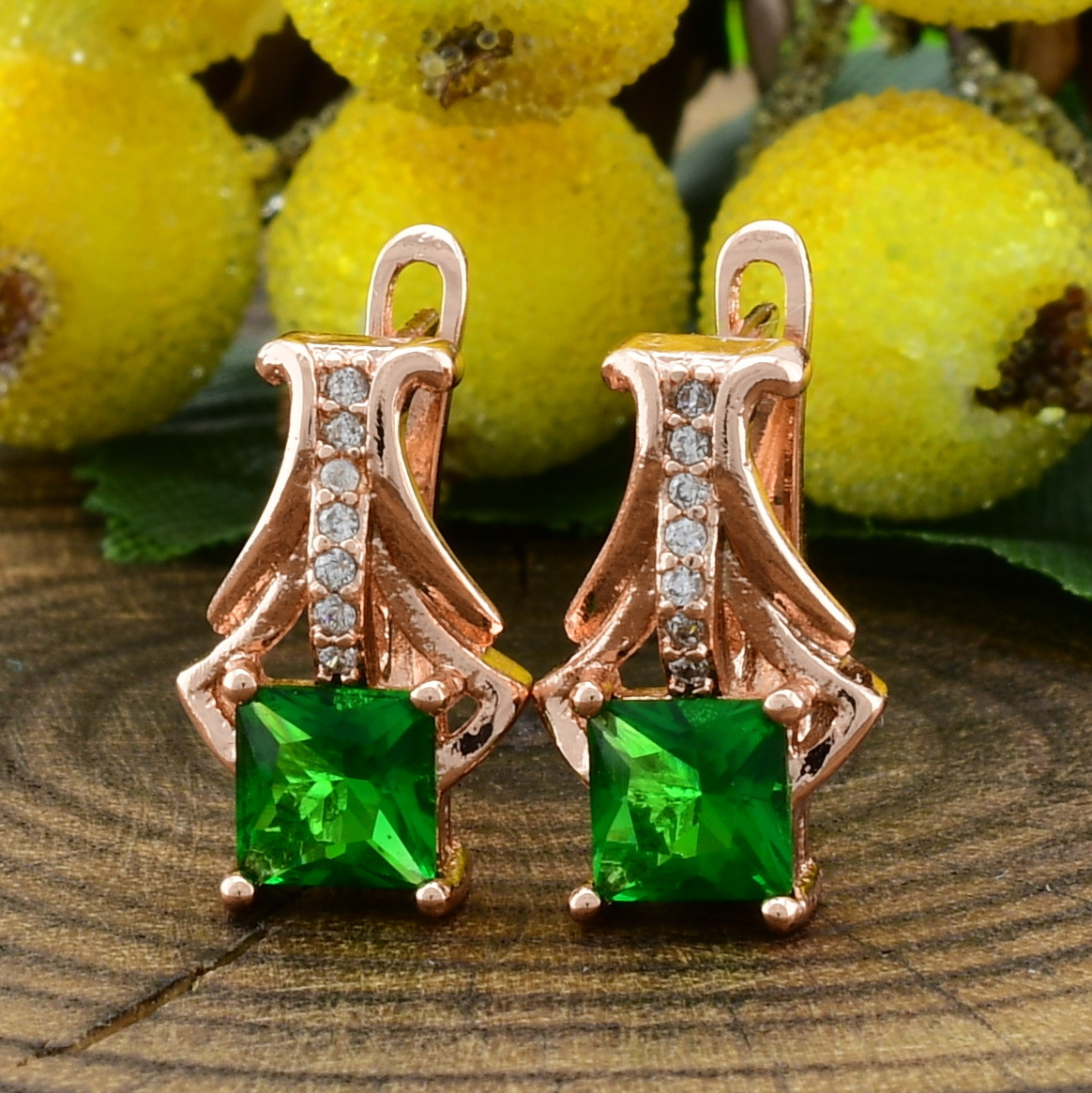 

Серьги Xuping 21381 размер 13х9 мм зеленые фианиты вес 3.0 г позолота РО