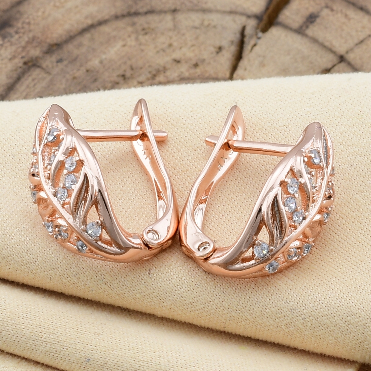

Серьги Xuping 93641 размер 14х9 мм вес 2.5 г белые фианиты позолота РО