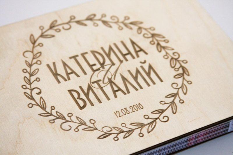 

Книга пожеланий на свадьбу с вашей надписью из дерева 20х20 см 30 страниц (343)