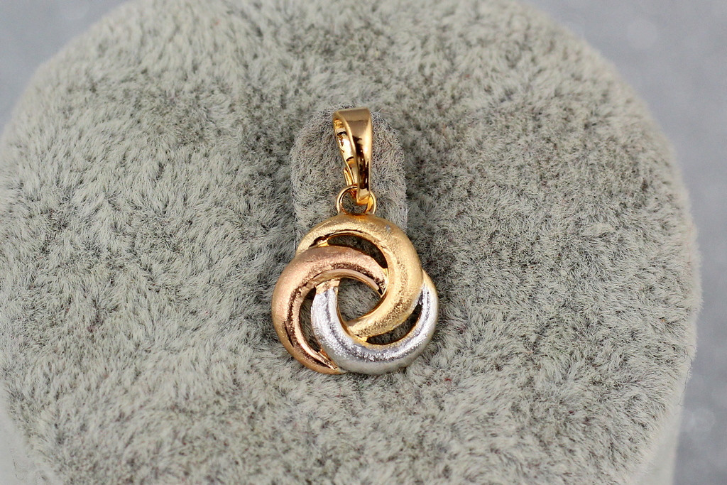 

Кулон Xuping Jewelry тройная завитушка 1.5 см золотистый