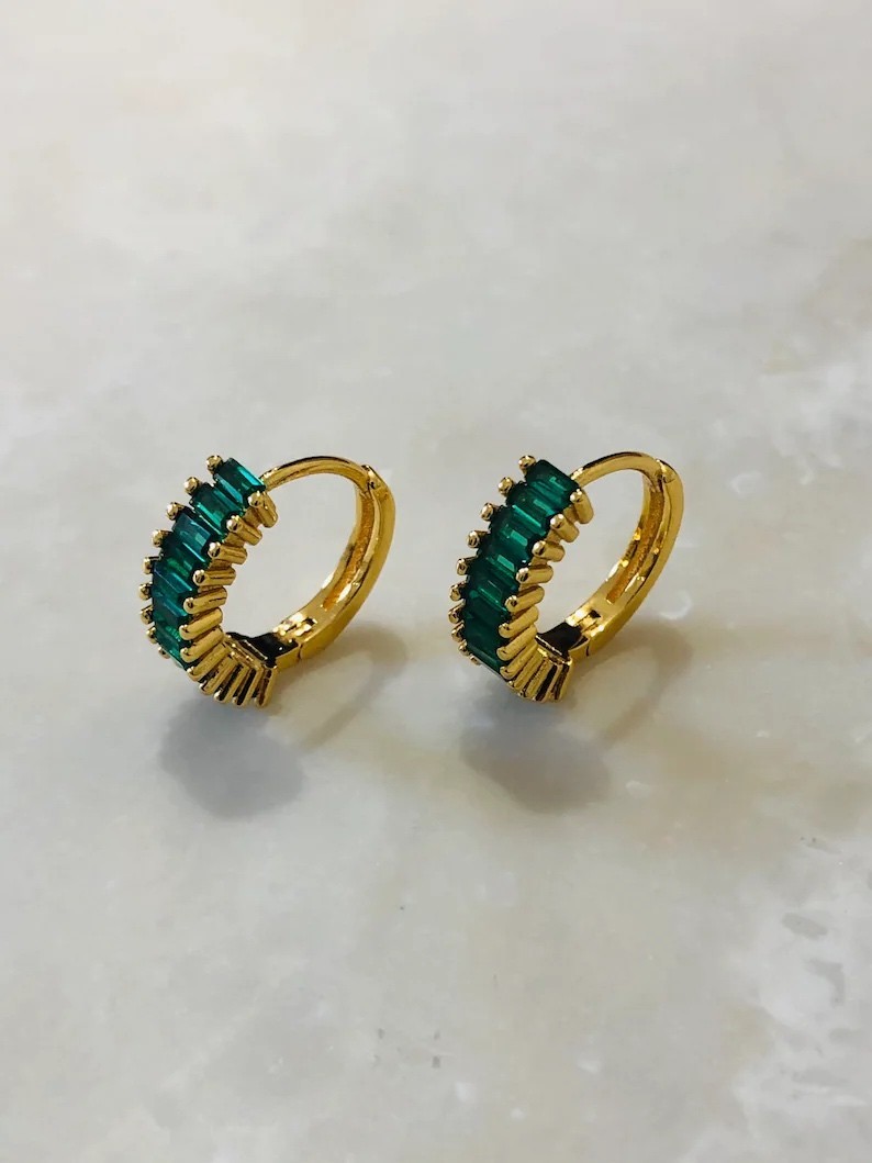 

Серьги Green hoops из серебра 925 пробы в позолоте 14к, с зелеными камушками, золотой цвет