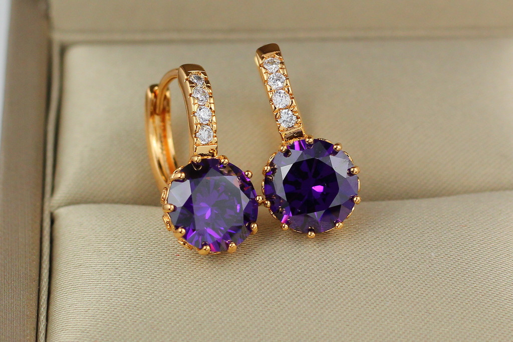 

Серьги Xuping Jewelry с большим фиолетовым камнем и круглой застежкой 2 см золотистые