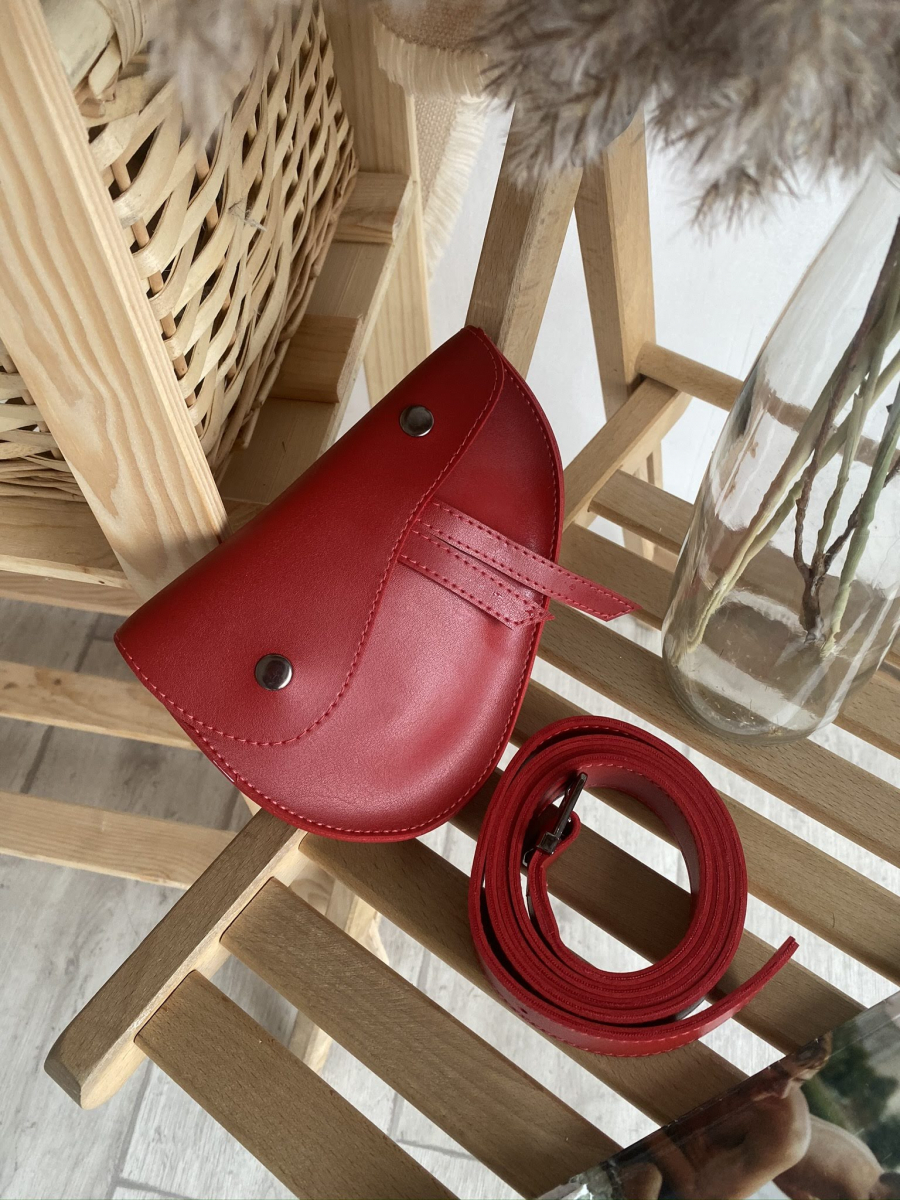 

Поясная saddle bag на кнопках и ремешке красная