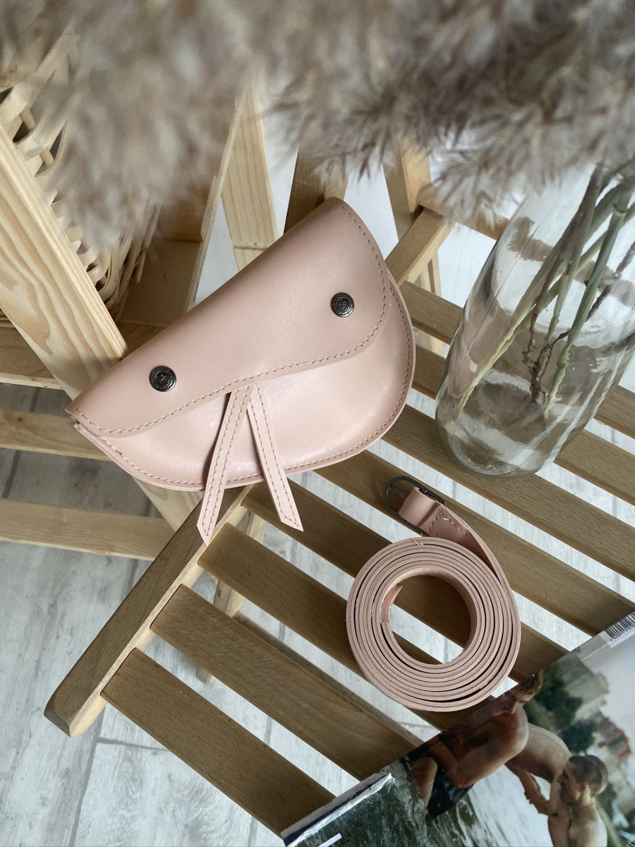 

Поясная saddle bag на кнопках и ремешке пудра