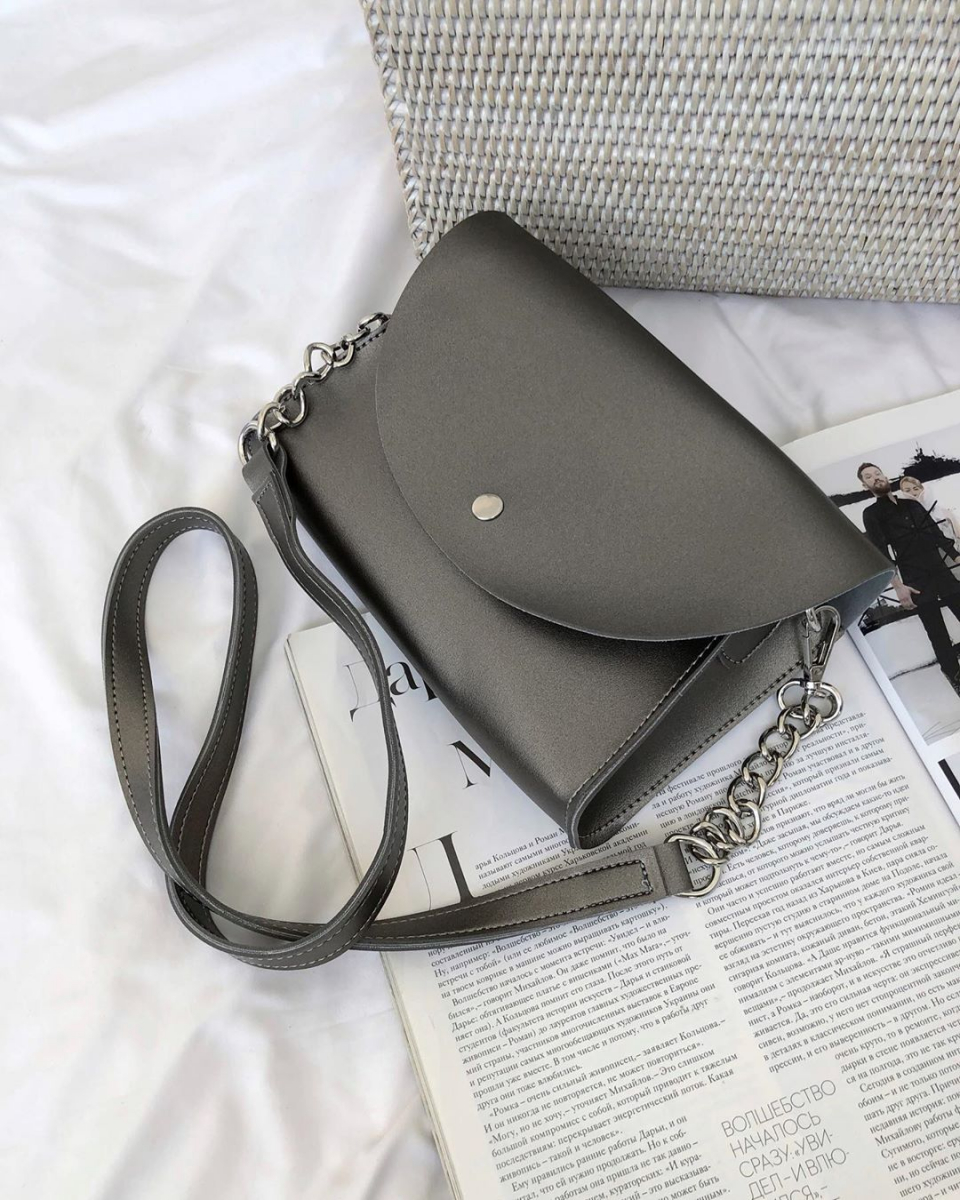 

Поясная сумка клатч в виде большого конвертика на кнопке серебряная