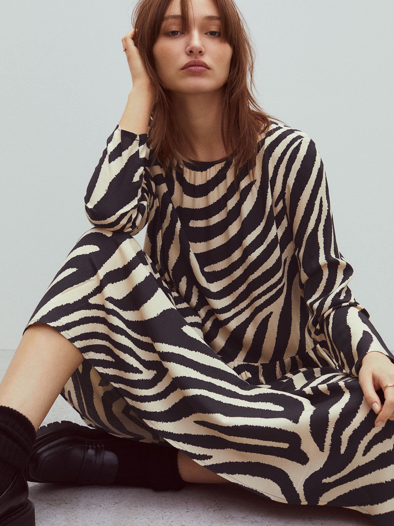 

Платье H&M 9282773bar 2XL Черное с бежевым
