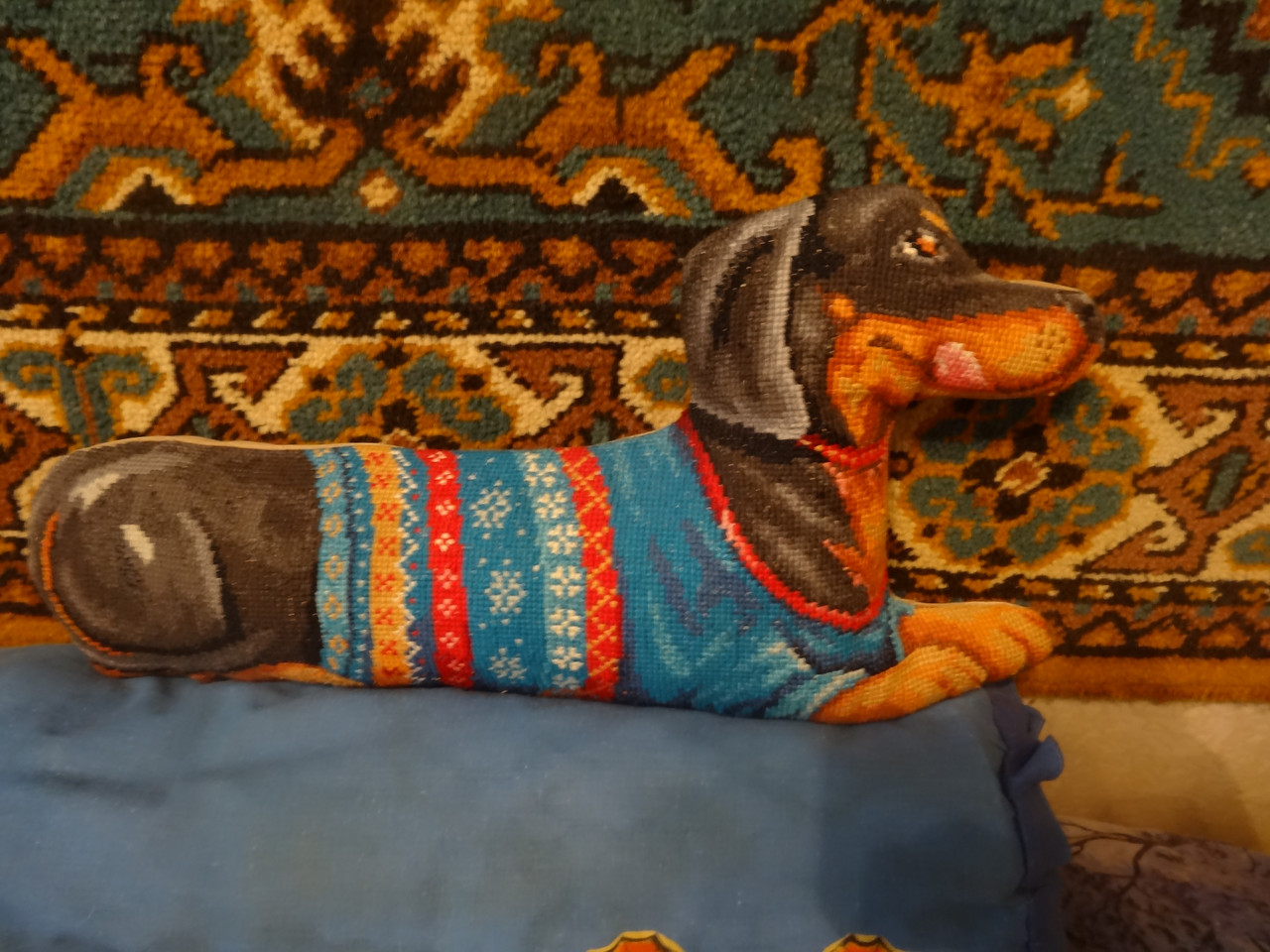 

Вышитая вручную крестиком подушка-игрушка "Такса"
