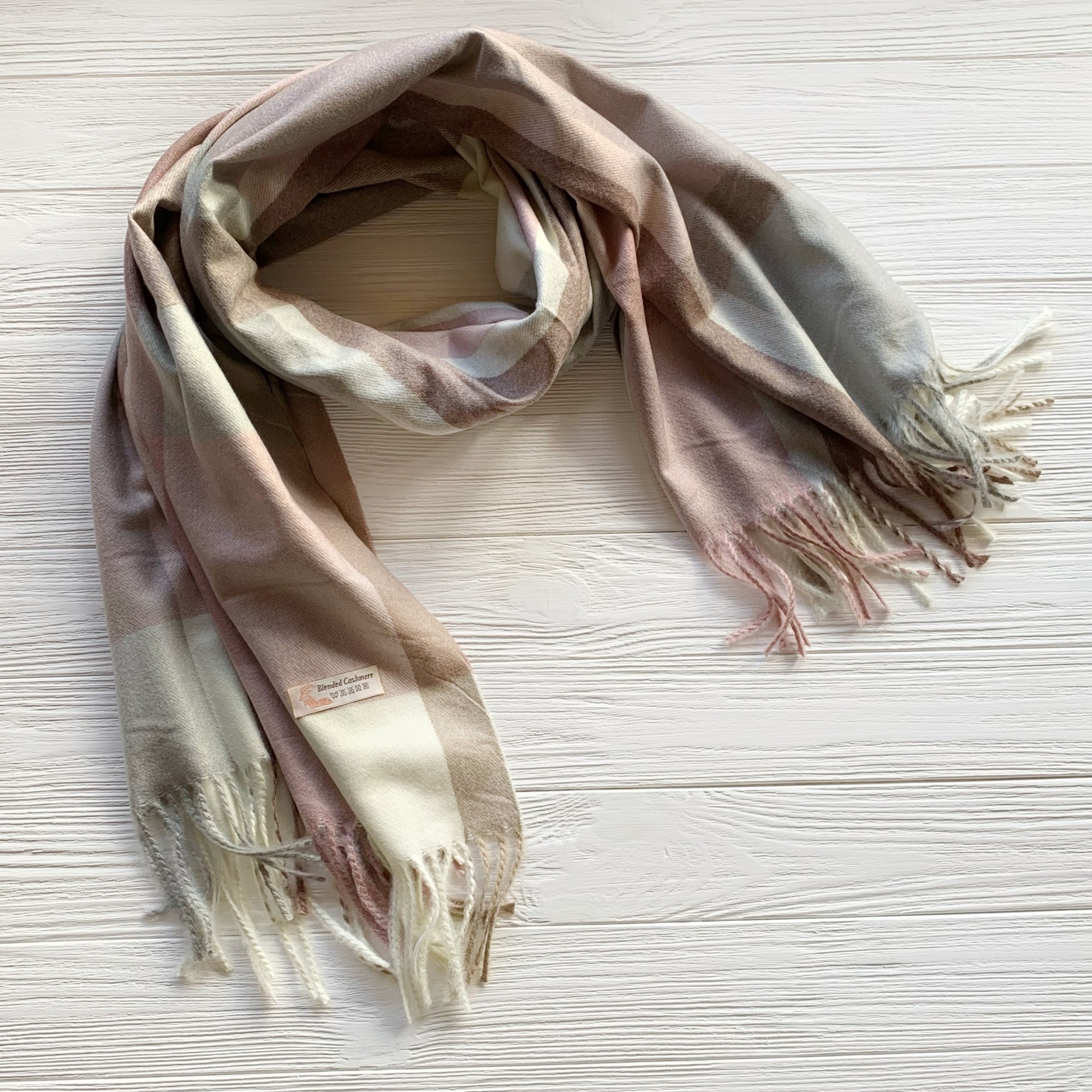 

Шарф в клетку Blended Cashmere 180 см на 70 см пудровый 100395