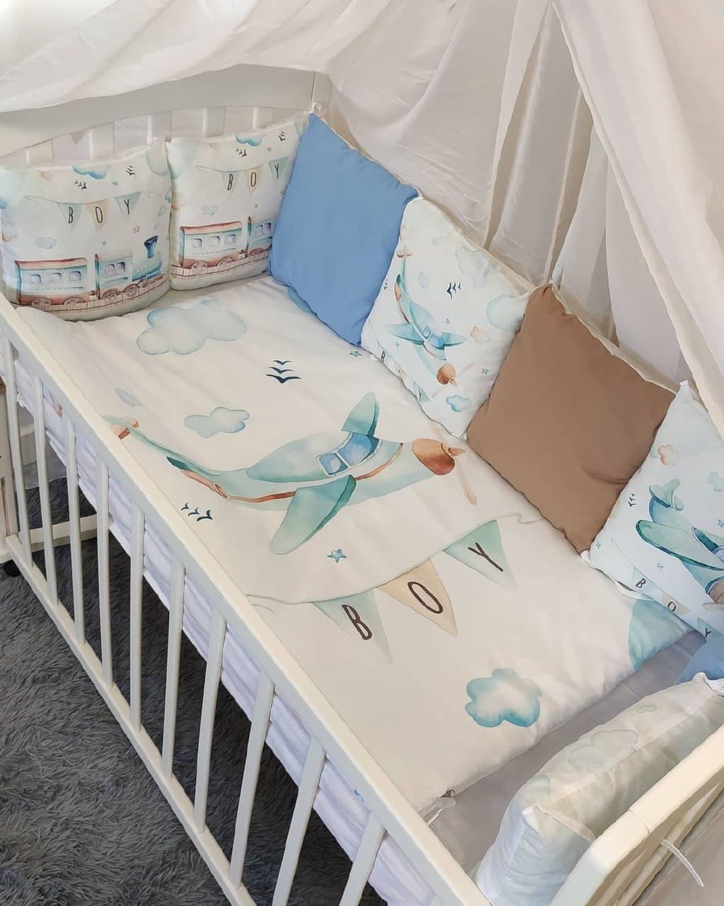 

Набор постельного белья в детскую кроватку Qvatro "Самолет" бортики из 12 подушечек NPB495