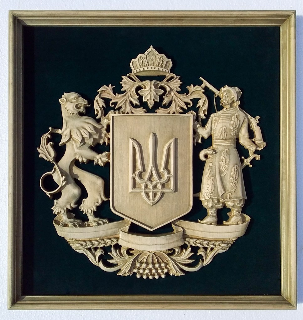 

Барельеф Большой Герб Украины 540х515мм из дерева на зеленом бархате