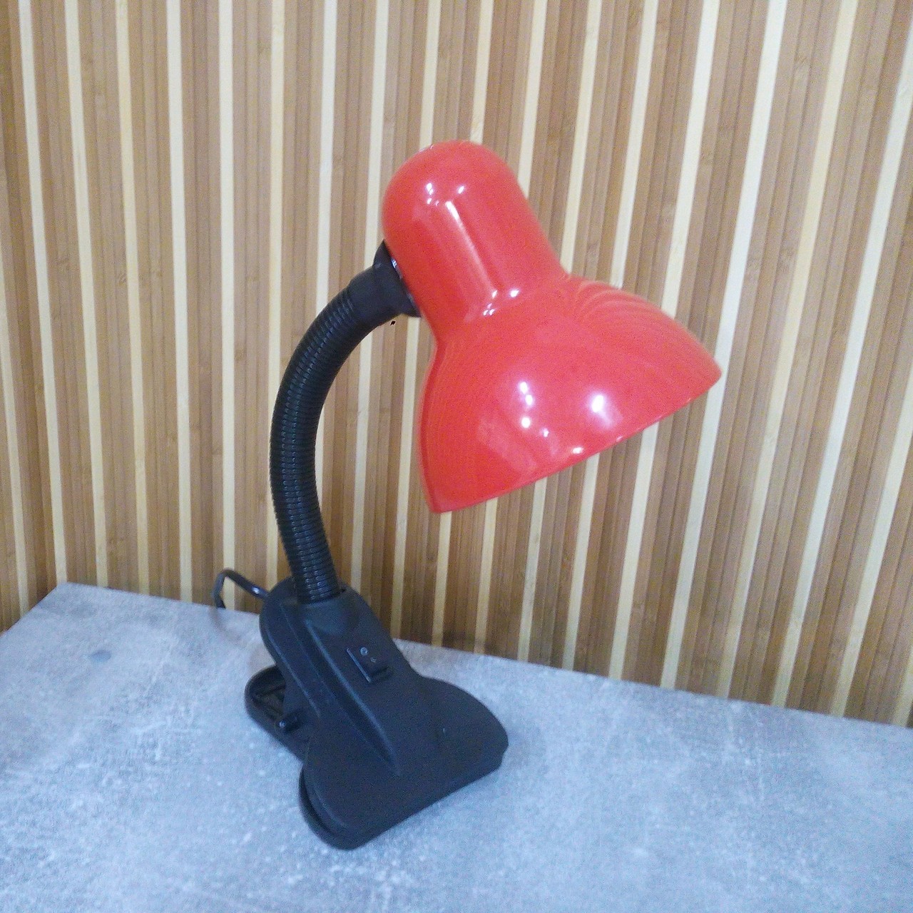 Настольная лампа A-PLUS с Прищепкой ( на струбцине ) Красный настольный .